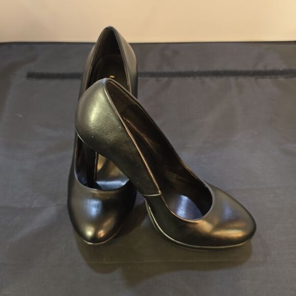 BRAND NEW LE CHATEAU ROUND-TOE HIGH HEEL STILETTOS PUMP - Picture 12 of 12